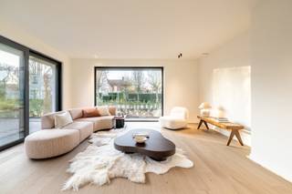 Modern newly built villa in a quiet neighbourhood, ideally oriented for optimal natural light.Layout:You are welcomed in an entrance hall with...