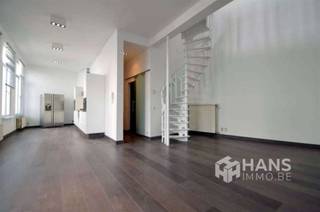 <p><span>Gezellig duplex-appartement van 90 m² met 1 slaapkamer gelegen op de eerste verdieping. </span></p><p><span> </span></p><p><span>Indeling:</span></p><p><span>Dit appartement bestaat uit een woonkamer van 30 m² op parket.. </span></p><p><span>Volledige geïnstalleerde open keuken van 18 m² op parket met Amerikaanse ijskast, oven, grill, gasvuur, dampkap en vaatwasser. </span></p><p><span>Badkamer van 9 m² op stenen vloer met grote regendouche en lavabo. </span></p><p><span>Apart toilet. </span></p><p><span>Berging van 5 m² met aansluiting voor wasmachine/droogkast. </span></p><p><span>Slaapkamer van 16 m² op parket met ingebouwde kasten. </span></p><p><span> </span></p><p><span>Extra: </span></p><p><span>Dubbele beglazing (hout). </span></p><p><span>Onmiddellijk vrij. </span></p><p><span>Algemene kosten 50 euro: minuterie</span></p><p><span>Voor heel ons aanbod ga naar www.hansimmo.be.</span></p>