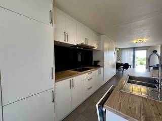 <p><span> </span></p><h3><span>Instapklare HOB, ruime garage, zonnig terras en EPC A in Zele</span></h3><p><span>Bent u op zoek naar een energiezuinige, instapklare woning op een rustige locatie, vlak bij het centrum van Zele? Dan is deze verzorgde halfopen bebouwing precies wat u zoekt.</span></p><p><span>Deze ruime en lichtrijke woning, gebouwd in 2003 en recent verder geoptimaliseerd, geniet van een uitstekende ligging op slechts enkele minuten van het centrum van Zele en met een vlotte verbinding naar Gent en Antwerpen.</span></p><p><span>Op het gelijkvloers bevindt zich een uitzonderlijk ruime garage met sectionale poort op afstandsbediening, goed voor maar liefst drie wagens. Daarnaast is er een praktische wasplaats voorzien. Via de royale traphal bereikt u de eerste verdieping.</span></p><p><span>Hier vormt de recent vernieuwde open keuken het hart van de woning. Deze is volledig uitgerust met alle nodige toestellen en sluit naadloos aan op de gezellige leefruimte. Een absolute troef is het ruime terras op de verdieping, waar u in alle rust geniet van een prachtig uitzicht over de tuin en de omliggende velden.</span></p><p><span>Verder beschikt de woning over een stijlvolle, gerenoveerde badkamer uitgerust met zowel een ligbad als een douche. Er zijn twee volwaardige slaapkamers aanwezig, aangevuld met een extra bureau- of kinderkamer.</span></p><p><span>Ook op energetisch vlak scoort deze woning uitstekend. Met een EPC-label A, zonnepanelen, een warmtepomp met airconditioning, recente bijkomende isolatie en een conforme elektrische installatie bent u klaar voor de toekomst. Bovendien beschikt de woning over een regenwaterput van 5.000 liter, aangesloten op de wasmachine en twee toiletten.</span></p><h4><span>Troeven op een rij:</span></h4><ul><li><span>Rustige ligging nabij het centrum van Zele </span></li><li><span>Vlotte verbinding naar Gent en Antwerpen </span></li><li><span>EPC-label A </span></li><li><span>Zonnepanelen </span></li><li><span>Warmtepomp met airco </span></li><li><span>Conforme elektrische installatie </span></li><li><span>Recent bijkomend geïsoleerd </span></li><li><span>Vernieuwde open keuken </span></li><li><span>Gerenoveerde badkamer met bad en douche </span></li><li><span>Ruim terras met open zicht op de velden </span></li><li><span>Garage voor 3 wagens </span></li><li><span>Regenwaterput van 5.000 liter </span></li></ul><p><span>Een ideale gezinswoning voor wie ruimte, comfort en energiezuinig wonen wil combineren op een toplocatie.</span></p><p><span>Interesse? Contacteer ons vandaag nog voor een bezoek en ontdek zelf alle troeven van deze instapklare woning. 052/50 50 00</span></p><p><span> </span></p><p><span>Neem alvast een virtueel kijkje! </span><span><span>https://my.matterport.com/show/?m=KDLAb5msats&ts=1</span></span></p><p><span> </span></p><p><span> </span></p>