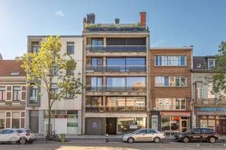 <p><span>Polyvalente handelsruimte met veel mogelijkheden op toplocatie!</span></p><p><span> </span></p><p><span>Dit uniek pand bevindt zich centraal op de Bredabaan in Merksem. </span></p><p><span>Door de strategische locatie en grote raampartijen geniet het pand van zeer veel zichtbaarheid.</span></p><p><span> </span></p><p><span>Het gelijkvloers is een grote ruimte van circa 96,72m². Momenteel is deze ruimte opgedeeld in kleinere ruimtes. </span></p><p><span> </span></p><p><span>De ruimte is flexibel en gemakkelijk in te richten waardoor het zich uitstekend leent voor verschillende activiteiten zoals een winkelruimte, kantoren, showroom en meer.</span></p><p><span> </span></p><p><span>De kelderruimte (+-92m²) biedt voldoende opbergmogelijkheden voor materialen of archieven. </span></p><p><span> </span></p><p><span>Achteraan het pand bevindt zich een kleine badkamer voorzien van bad en toilet alsook een keuken die basic is ingericht.</span></p><p><span> </span></p><p><span>Extra:</span></p><p><span>- Achteraan het pand bevindt zich een autostaanplaats. </span></p><p><span> </span></p>