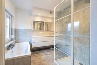 TOPPER!<br /><br />Vlakbij alle invalswegen hebben we deze ruime instapklare woning mét uitweg en garage. <br /><br />Indeling: Op het gelijkvloers kom je binnen via de inkomhal met gastentoilet. De eetkamer en gezellige living sluiten naadloos aan op de open keuken, die uitgeeft op het terras. De eerste verdieping beschikt over een ruime slaapkamer, een aparte dressing en een badkamer. Op de tweede verdieping bevinden zich nog twee volwaardige slaapkamers, met toegang naar de extra zolderruimte.<br /><br />TROEVEN<br />- EPC LABEL B = ENERGIEZUINIG! <br />- ELEKTRICITEIT CONFORM<br />- GARAGE + STAANPLAATS MET UITWEG<br /><br />REF: AI/26007/K