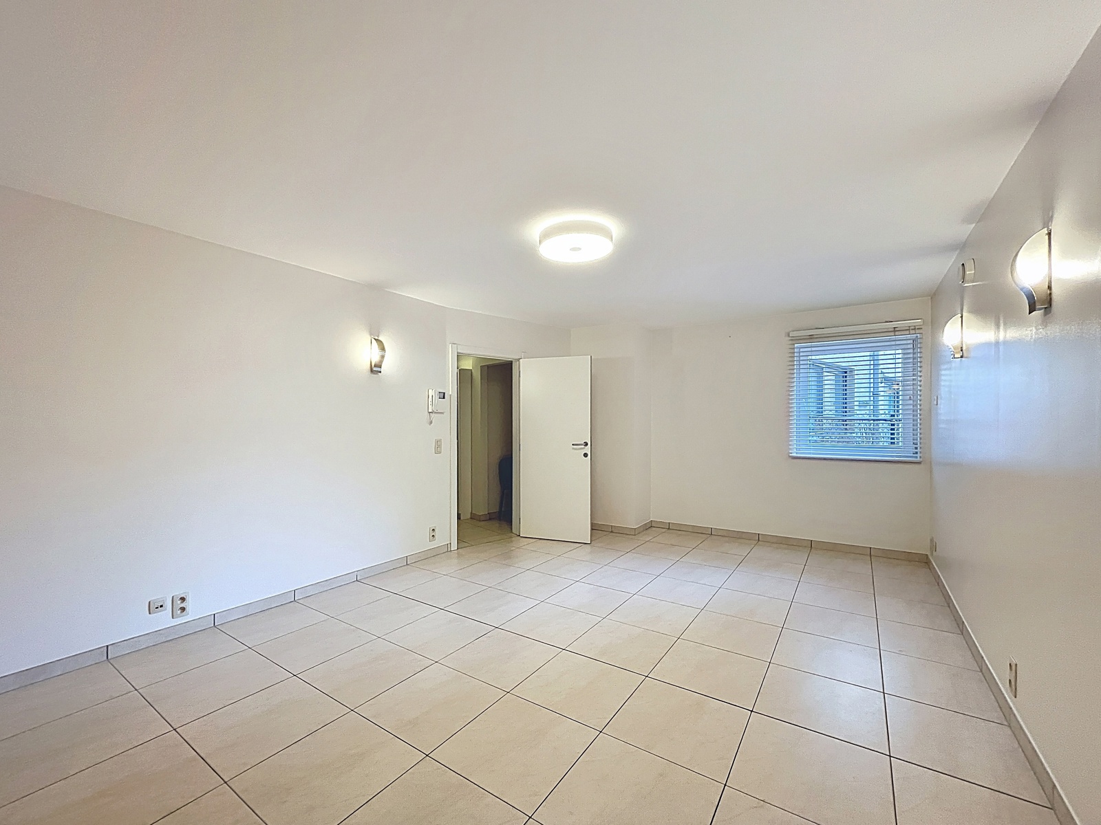 Commercial for rent in Berchem-Sainte-Agathe - photo 2
