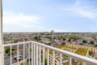 Het appartement bevindt zich op de 14de verdieping en geniet hierdoor van een indrukwekkend panoramisch uitzicht. We betreden het pand via de inkomhal, bereikbaar langs een beveiligde deur. De inkomhal is voorzien van een vestiaire en praktische berging.<br /><br />Verder komen we in de ruime leefruimte, waar de grote raampartijen zorgen voor veel natuurlijk licht en een aangenaam open gevoel. Vanuit de leefruimte geniet u van een mooi vergezicht over de omgeving.<br /><br />Aansluitend bevindt zich de keuken, die steeds zeer goed onderhouden werd en volledig is uitgerust met alle nodige toestellen, waaronder een koelkast, dampkap, inductiekookplaat en afwasmachine. Daarnaast beschikt de keuken over voldoende opbergkasten en werkblad, alsook aansluitingen voor wasmachine en droogkast. Vanuit de keuken is er toegang tot een gezellig terras van ca. 3 m² met een leuk uitzicht.<br /><br />De badkamer werd volledig gerenoveerd en is ingericht met een moderne inloopdouche en dubbele wastafel. Verder beschikt het appartement over een apart gastentoilet en 2 volwaardige slaapkamers, waarvan één slaapkamer uitgerust is met een ingebouwde kast.<br /><br />Troeven van dit appartement:<br />panoramisch uitzicht, verzorgd gebouw, elektrische installatie conform, EPC-label B, goed onderhouden appartement en een aangename indeling.<br /><br />Een instapklaar appartement met een uniek uitzicht op een fijne locatie in Deurne.