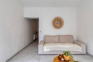 Volledig gerenoveerde en energiezuinige woning nabij centrum Ternat
Op zoek naar een gezellige, instapklare woning die voldoet aan de hedendaagse normen? Deze volledig gerenoveerde woning ligt vlak bij het centrum van Ternat, op wandelafstand van scholen, winkels, het treinstation en openbaar vervoer.
De woning werd in 2025 van kop tot teen gerenoveerd, met bijzondere aandacht voor energiezuinigheid en wooncomfort. Dankzij volledige muurisolatie, dakisolatie, HR+ beglazing, een condenserende gasketel, zonnepanelen én een thuisbatterij geniet de woning van een uitstekend EPC-label A.
Op het gelijkvloers bevinden zich een gezellige leefruimte, een open keuken met eetplaats en een badkamer.
De eerste verdieping omvat een ruime overloopkamer die flexibel kan worden ingericht als bureau, dressing, extra zithoek of hobbyruimte. Van hieruit heeft u toegang tot de ruime slaapkamer en het aangename dakterras.
Op de tweede verdieping bevinden zich nog twee slaapkamers, waarvan één met een charmante mezzanine. Daarnaast beschikt de woning over een praktische kelder.
Een compacte maar verrassend ruime woning, ideaal voor wie zorgeloos wil wonen op een centrale locatie in Ternat. Volledig vernieuwd, energiezuinig én onmiddellijk instapklaar!
Wenst u meer informatie of een bezoek? Aarzel niet ons te contacteren via Laurens@immoaccenta.be