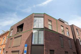<p><strong>Energiezuinig appartement met terras op topligging</strong></p><p>Op zoek naar een energiezuinig en instapklaar appartement op een centrale ligging? Dit lichtrijke appartement uit 2012 combineert comfort, ruimte en een uitstekende bereikbaarheid.</p><p>Het appartement heeft een bewoonbare oppervlakte van <strong>93 m²</strong> en beschikt over een aangename leefruimte met veel natuurlijke lichtinval en screens. Er zijn <strong>2 ruime slaapkamers</strong>, waarvan één momenteel ingericht is als dressing. Het <strong>zuid georiënteerde terras</strong> biedt volop mogelijkheden om van de zon te genieten.</p><p>Extra opbergruimte vindt u in de praktische berging en kelder. Dankzij de <strong>rechtstreekse toegang via de lift</strong> geniet u bovendien van optimaal comfort.</p><p>De ligging is een absolute troef: winkels, openbaar vervoer en het station bevinden zich op wandelafstand. Met <strong>EPC-label B</strong> en <strong>conforme elektriciteit</strong> is dit een zorgeloze keuze voor eigen bewoning én een interessante investering met mooi rendement.</p><p><strong>Bezoek dit pand tijdens de kijkdag op woensdag 16 september.</strong><br />Inschrijven via <strong>onderstaande knop! </strong></p>