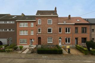 <p>Immo Pické biedt U deze gunstig gelegen woning aan en gelegen in de nabijheid van winkels, scholen, openbaar vervoer, het treinstation in Halle. Deze woning bestaat op de gelijkvloerse verdieping uit een inkomhal, een woonkamer, een eetkamer, een keuken, een wasplaats, een toilet en een bureauruimte. Op de eerste verdieping vinden we een nachthal, 3 slaapkamers (19m², 15m² en 9m²) en een toilet. De tweede verdieping bestaat uit een nachthal, 3 slaapkamers (19m², 16m² en 9m²) en een badkamer. Tot slot beschikt deze woning nog een over een ruime zolder, een kelder, een grote stadstuin en een garage achteraan het perceel.</p>