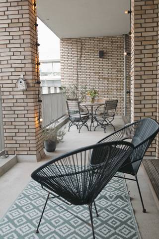 Instapklaar appartement (92 m²) met ruim zonneterras (23 m²) aan autovrij plein<br /><br />Op het rustige Johan Westerlundplein, omringd door vier autovrije pleinen, bevindt zich dit lichtrijke appartement op de 3de verdieping van een recente residentie (bouwjaar 2016). Hier woon je midden in de stad, maar geniet je toch van uitzonderlijke rust dankzij de afgesloten poorten die ’s avonds toegang tot het plein beperken.<br />Met een bewoonbare oppervlakte van 92 m² en een uitzonderlijk ruim terras van 23 m² met zalige middag- en avondzon, biedt dit appartement een unieke combinatie van ruimte, comfort en locatie.<br /><br /><br />🏠 Indeling<br />Ruime leefruimte met veel lichtinval en hoog plafond<br /><br />Open keuken met basis toestellen<br />Leefruimte met ingebouwde tafel en kast<br />2 volwaardige slaapkamers waarvan een met ingebouwde kasten<br />Ruime badkamer<br />Apart gastentoilet<br />Praktische berging met ingemaakte kasten<br /><br />Het terras vormt een echte verlenging van de leefruimte en is perfect georiënteerd om tot ’s avonds van de zon te genieten.<br /><br />🚲 Extra troeven<br />Lift aanwezig<br />Fietsenberging met plaats voor 3 fietsen<br />Energiezuinig (EPC label A)<br />Elektriciteit conform<br />Beschikbaar bij akte<br />Inpandige autostaanplaats aan te kopen voor €35.000. Aansluiting laadpaal mogelijk.<br /><br />📍 Topligging<br />Gelegen vlakbij het iconische MAS, met winkels op wandelafstand en een crèche op slechts 50 meter. Een ideale uitvalsbasis voor wie centraal wil wonen zonder in te boeten aan rust en leefkwaliteit.<br /><br />Bezoek inplannen?<br />0479729068