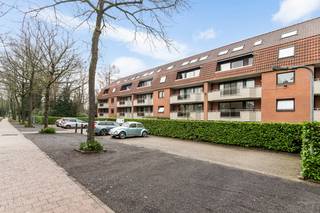 Ruim appartement van 125m² in residentieel domein Hof van Acaria, op wandelafstand van winkels en openbaar vervoer.  Inkomhal met gastentoilet, ruime woonkamer met toegang naar terras met prachtig zicht op het domein, keuken ingericht met toestellen, 2 slaapkamers, waarvan hoofdslaapkamer is voorzien van eigen badkamer (ligbad, dubbele wastafel en toilet), aparte douchekamer (douche en wastafel), berging/wasplaats.  Ondergronds is een autostaanplaats en private berging inbegrepen.  Gemeenschappelijke provisie van 350 Euro (verwarming, water, onderhoud gemene delen, lift, elektriciteit gang).