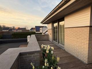 In het hart van Merelbeke bevindt zich dit ruim en lichtrijk appartement van maar liefst 125 m².<br />Het appartement beschikt over twee volwaardige slaapkamers en is ideaal voor wie op zoek is naar comfort en ruimte.<br />De grote troef van dit appartement is het zeer ruime terras, perfect om te genieten van rustige momenten in de buitenlucht.<br />Daarnaast is er een garage voorzien voor twee wagens én een extra autostaanplaats, wat zorgt voor optimaal parkeercomfort.<br /><strong>Indeling:</strong>
<ul>
	<li><span>Ruime leefruimte met veel lichtinval </span></li>
	<li><span>Volledig uitgeruste keuken </span></li>
	<li><span>2 slaapkamers </span></li>
	<li><span>Badkamer </span></li>
	<li><span>Zeer groot terras </span></li>
	<li>Bureau </li>
</ul>
<strong>Extra’s:</strong>

<ul>
	<li><span>Garage voor 2 wagens </span></li>
	<li><span>Extra staanplaats </span></li>
</ul>
Gelegen op een gunstige locatie in Merelbeke, met vlotte verbindingen naar winkels, openbaar vervoer en belangrijke invalswegen.<br />Bezoek moment zondag 26/04 van 10u-12 u ENKEL op afspraak => aurelie@dwimmo.be 