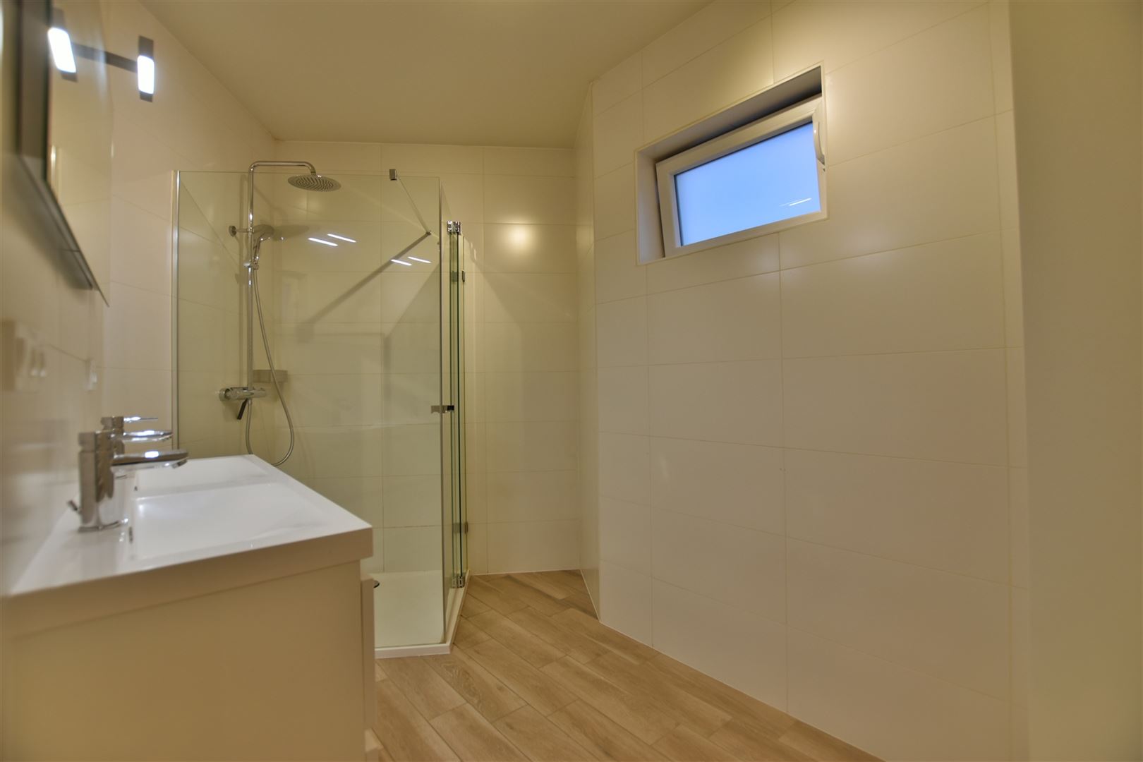 Instapklaar gelijkvloers appartement met koer en garage vrijstaande. - foto 5