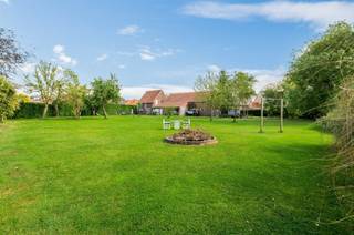 <p><span> </span></p><p><span>Deze karaktervolle landelijke woning met ruime schuur is gelegen aan de rand van het centrum van Hoogstraten. Ruime tuin met een perceelsoppervlakte van ca. 2.744 m² en een weids uitzicht over agrarisch gebied</span></p><p><span> </span></p><p><span>Indeling</span></p><p><span>U betreedt de woning via de inkomhal met trap naar de verdieping en gastentoilet, vanuit de inkomhal bereikt u de woonkamer bestaande uit een zitkamer en eetkamergedeelte. Half open keuken met ingemaakte kasten, aparte berging met aansluitingen voor wasmachine en droger. </span></p><p><span> </span></p><p><span>1e Verdieping</span></p><p><span>De nachthal geeft toegang tot een ruime badkamer, ruime slaapkamer, een tweede slaapkamer een kleinere derde slaapkamer.</span></p><p><span> </span></p><p><span>2e Verdieping</span></p><p><span>Middels een vaste trap bereikt u de tweede verdieping met een polyvalente ruimte of extra kamer en bergruimte met CV installatie. </span></p><p><span> </span></p><p><span>Schuur</span></p><p><span>Achter de woning bevindt zich een grote schuur met vele mogelijkheden. De schuur is ruim 160 m² groot met een gedeelte met verdieping. De schuur werd gebouwd met houten spanten welke een karakteristieke uitstraling aan het geheel geven. </span></p><p><span> </span></p><p><span>Tuin en buitenruimtes</span></p><p><span>De aangelegde tuin biedt u alle rust en ruimte en een prachtig vrij uitzicht. Er zijn mogelijkheden voor meerdere terrassen alsook voor een overdekt terras. </span></p><p><span> </span></p><p><span>Bijzonderheden</span></p><p><span>De woning werd circa 15 jaar geleden gerenoveerd waarbij het dak werd vernieuwd en geïsoleerd, ramen werden vervangen en voorzien van isolerende beglazing, en een nieuwe CV installatie op aardgas. Ook werd de elektrische installatie vernieuwd en de indeling van de woning geoptimaliseerd. Op het gelijkvloers werd de vloer uitgevoerd in natuursteen, op de verdieping een parketvloer. Hoewel de bewoonbare oppervlakte van de woning beperkt is zijn er heel praktische ruimtes en vele mogelijkheden dankzij de grote schuur. De woning dient opgefrist te worden. De grote schuur dient eveneens te worden gerenoveerd maar biedt vele mogelijkheden. </span></p><p><span>Nota; het is stedenbouwkundig niet toegelaten om de schuur en de woning te verbinden tot één gebouw! </span></p><p><span> </span></p><p><span>Meer inlichtingen via ons kantoor.</span></p>