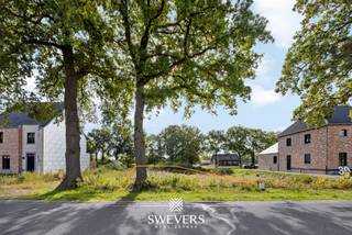 Voor meer info en foto’s, surf naar www.swevers.be – Een aantrekkelijke bouwgrond bestaande uit 2 bouwloten in de rustige Mathias Geysenstraat in Koersel bieden een unieke kans voor wie droomt van een eigen woning in een groene en kindvriendelijke omgeving. Lot 6A en 6B zijn samen 5a 97ca groot en zuidoostelijk georiënteerd, ideaal voor volop zon in de tuin. Met achteraan uitzicht op agrarisch gebied geniet je hier van ruimte en rust. De percelen liggen in een jonge verkaveling met moderne woningen en een doordachte straatindeling. Met een perceelbreedte van 11 meter en een diepte van 51,83 meter is er ruimte voor een halfopen bebouwing, met bouwdieptes van 17 meter op het gelijkvloers en 10 meter op de verdieping. Er is ook ruimte voor een bijgebouw tot 25 m². De ligging is bijzonder gunstig: scholen op 780 meter, winkels op 2,8 km en de E313 op 8,7 km. Natuur, recreatie en horeca zijn allemaal vlakbij, met o.a. B-Mine en de Vallei van de Zwarte Beek in de buurt. Voor wie toekomstgericht wil bouwen in een rustige maar vlot bereikbare wijk. Voor meer informatie, bel 011 255 155. Bron bewoonbare oppervlakte: EPC – verslag.