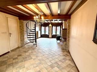 Maison semi-ouvert à rénover avec une surface habitable de 168m², joli jardin orienté plein sud et grand garage.<br /><br />Rez-de-chaussée : Hall d'entrée, salon et salle à manger, cuisine authentique, salle de bains avec baignoire, lavabo et toilette, chambre 1, grand débarras avec local technique, véranda, grand jardin avant orienté au sud, jardin arrière aménagé en potager avec terrasse et grand garage.<br />1er étage : Hall de nuit et 2 chambres à coucher.<br /><br />Emplacement accessible sur une route d'accès à De Panne depuis Koksijde et Veurne - Proche de l'aire de jeux De Ravotter et d'un terrain de football.<br /><br />PEB : 640 kWh/m² - Label F<br />Cette maison est soumise à l'obligation de rénovation pour les habitations résidentielles.<br /><br />Plus d'info, documents et visite virtuelle: www. immodepanne.be