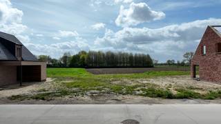 Droom je van een rustige omgeving (doodlopende straat), prachtige vergezichten (agrarische gebied) en een zonnige oriëntatie op het zuiden? Dan voldoet dit perceel van 749m² aan alle criteria. Met een perceelbreedte van 22 meter komt elke architectuur volledig tot zijn recht.<br /><br />Of je nu een landelijke, hedendaagse of moderne woning wil bouwen, met dit perceel is alles van nieuwbouw mogelijk. Contacteer ons voor meer info en voor de prijs.