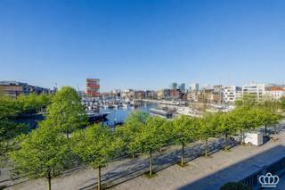 <p><span>Exclusief appartement gelegen in het “Koninklijk Entrepot” op het Eilandje met een adembenemend panoramisch uitzicht op de jachthaven “Willemdok’ en het MAS. </span></p><p><span>Het ruime appartement van ca. 300 m² kenmerkt zich door zijn unieke ontwerp, de vele raampartijen en hedendaagse technieken en omvat o.a. 4 slaapkamers en 2 badkamers. </span></p><p><span> </span></p><p><span>Het appartement bevindt zich op de derde verdieping. </span></p><p><span>Inkomhal met vestiaire en gastentoilet. Deze hal geeft toegang tot een ruime slaapkamer. Vervolgens leidt de hal naar de indrukwekkende en lichte leefruimte, die een oppervlakte heeft van ca 145 m².</span></p><p><span>De grote raampartijen overspoelen de ruimte met natuurlijk licht en geven een panoramisch uitzicht.</span></p><p><span>Aan de linkerzijde van de leefruimte bevindt zich een eetruimte, grenzend aan een luxe ingerichte Bulthaup-keuken. </span></p><p><span>Achter de keuken bevinden zich twee extra slaapkamers of kantoorruimtes, evenals een badkamer die ook dienst doet als wasplaats, uitgerust met een douche, wastafel en voorzieningen voor een extra toilet. </span></p><p><span>Verder nog een extra bergruimte.</span></p><p><span>Aan de andere zijde van de leefruimte bevindt zich de masterbedroom, bestaande uit een slaapkamer, een dressing met ingebouwde kasten en een luxueuze badkamer met inloopdouche, ligbad, dubbele wastafel en apart toilet.</span></p><p><span> </span></p><p><span>Bijzonderheden:</span></p><p><span>- Initieel waren het twee appartementen dewelke zijn samengevoegd tot 1 groot appartement - Oorspronkelijk was er een inpandig terras voorzien, het is mogelijk om dit alsnog te realiseren. </span></p><p><span>- Mogelijkheid tot aankopen van een aparte autostaanplaats voor €50.000.</span></p><p><span>- Incl. ruime berging.</span></p><p><span>- Het appartement is uitgerust met airco en moderne voorzieningen zoals videofonie, alarmsysteem en een extra beveiligde inkomdeur.</span></p><p><span>- Gelegen op een rustige locatie in hartje Antwerpen, op loopafstand van gezellige restaurants, cafés en winkels. </span></p><p><span>- De locatie biedt gemakkelijke toegang tot belangrijke invalswegen.</span></p><p><span>- Een appartement op een toplocatie die aan alle moderne wensen voldoet.</span></p><p><span> </span></p>