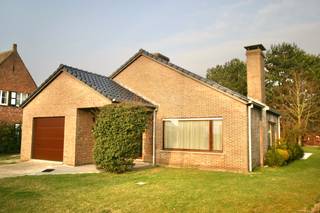 Deze aangename en residentieel gelegen woning bevindt zich in een rustige buurt, op korte afstand van het centrum van Eeklo. Winkels, scholen en andere voorzieningen zijn gemakkelijk te voet bereikbaar.
De woning ligt bovendien vlak bij het sportcentrum, de voetbalvelden en het zwembad, ideaal voor wie houdt van een actieve levensstijl.
De woning is gekenmerkt door zijn mooie grote oppervlaktes vol licht en ruimtewerking en de prachtige grote tuin rondom deze unieke woning.
Alles bevindt zich op het gelijkvloers voor optimaal wooncomfort.
De indeling is als volgt; u betreedt de via de inkomhal met gastentoilet de ruime en lichtrijke woonkamer door de vele raampartijen. De keuken met gezellige eethoek kijkt uit op de tuin zodat u steeds een mooi uitzicht heeft. Aansluitend de keuken bevindt zich een praktische, koele berging.
U betreedt de 3 volwaardige slaapkamers en de badkamer via de nachthal.
De woning beschikt tevens over een inpandige garage. De geïsoleerde zolder is toegankelijk vanuit de garage en is één gigantisch grote, extra berging.
Via de berging/wasplaats betreedt u het mooie, grote terras waar u volop kunt genieten van uw tuin en de rust.
Buiten geniet u van een ruime tuin, perfect voor tuinliefhebbers en mensen met groene vingers.
Een ideale woning voor wie rustig wil wonen met alle voorzieningen binnen handbereik.
Wenst u een bezoek aan deze rustig gelegen woning? Maak uw afspraak via www.vastgoedunicum.be of stuur een e-mail naar verhuur@vastgoedunicum.be.