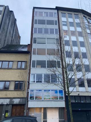 <strong>'Loft kantoor</strong>' tussen het centrum en het Antwerpse Eilandje. Dit op te frissen maar <strong>budgetvriendelijk</strong> kantoor gelegen op de 5° verdieping aan de Ankerrui (waaslandtunnel) met een zicht op de haven en het MAS Museum enerzijds en een zuid-gericht terrasje naar het Stadscentrum anderzijds. Je komt met de lift op de 5° verdieping, na het uitschakelen van het alarmsysteem heb je toegang tot het kantoor. Het kantoor bestaat momenteel uit drie delen, vooraan een gevelbrede ruimte, achteraan eveneens een open ruimte dubbel zo groot. Er is eveneens een gesloten ruimte als vergaderzaal of directie kantoor. Verder is er een eenvoudige <strong>kitchinette</strong>, <strong>sanitair M/V</strong>. Een ideaal kantoor, goed gelegen aan het centrum, goed bereikbaar met <strong>openbaar vervoer </strong>en budgetvriendelijk. Huurrijs 1100,- euro p.mnd + provisie kosten hal, lift, water en verwarming 250,- euro p.mnd.