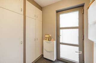 <p><span>Instapklare woning met garage en laadpaal op rustige topligging in Brasschaat</span></p><p><span>Deze verzorgde, instapklare woning is ideaal gelegen in een rustige woonwijk, op wandelafstand van het gezellige centrum van Brasschaat. De woning bevindt zich aan een autovrij wandelpaadje, waardoor u hier geniet van absolute rust en privacy. Parkeren kan vlakbij, aan de aparte garage die bovendien uitgerust is met een privélaadpaal voor elektrische wagens.</span></p><p><span> </span></p><h3><span>Indeling</span></h3><p><span>Gelijkvloers</span></p><ul><li><span>Inkomhal </span></li><li><span>Gastentoilet met lavabo</span></li><li><span>Open, lichtrijke leefruimte met woonkamer (vaste kastenwand en designhaard), eetkamer en volledig ingerichte keuken (vaatwasser vernieuwd in 2025)</span></li><li><span>Traphal naar de bovenverdieping</span></li></ul><p><span>Eerste verdieping</span></p><ul><li><span>Apart toilet</span></li><li><span>Badkamer met ligbad en dubbele wastafel</span></li><li><span>3 volwaardige slaapkamers (ca. 10 m², 14 m² en 19 m²), waarvan 2 voorzien van rolluiken</span></li></ul><p><span>Tweede verdieping</span></p><ul><li><span>Ruime zolderkamer (ca. 23 m²) met volledige ingebouwde kastenwand en rolluik</span></li><li><span>Extra kamer (ca. 7 m²), momenteel ingericht als bureau, eveneens met rolluik</span></li><li><span>Bergruimte onder het schuine dak met aansluiting voor wasmachine en droogkast</span></li></ul><h3><span>Buitenruimte</span></h3><ul><li><span>Tuin van 160m² met ruim terras, vijver, trampoline, speeltoestel en tuinhuis</span></li><li><span>Voortuin met praktische containerberging</span></li><li><span>Niet-inpandige garage (24 m²) met privélaadpaal</span></li></ul><h3><span>Troeven</span></h3><ul><li><span>Zeer rustige ligging in aangename woonwijk, met winkels, scholen, bakker en apotheek op wandelafstand</span></li><li><span>Instapklaar</span></li><li><span>Overal HR-glas</span></li><li><span>Rolluiken aan alle slaapkamers aan de achterzijde</span></li><li><span>Vliegenramen aan alle ramen</span></li><li><span>Op maat gemaakte rolgordijnen op het gelijkvloers</span></li><li><span>EPC-score C (2019). Na opmaak van het attest werd een nieuwe boiler geïnstalleerd, wat mogelijk resulteert in een gunstigere score bij een herberekening. </span></li><li><span>Elektriciteit conform</span></li><li><span>Asbestveilig </span></li></ul><p><span>Bent U op zoek naar een instapklare woning op een rustige topligging in Brasschaat? Neem gerust contact op voor meer informatie of een bezoek ter plaatse.</span></p><p><span> </span></p><p><span> </span></p>