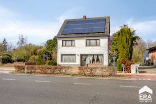 Te renoveren gezinswoning (221m²) op 910m² te koop in Lommel!Lommel-Stevensvennen: ruime gezinswoning met 4 slks op 910m² in groene omgeving.Troeven:...