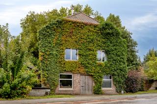 <p>Op zoek naar een woning met karakter, ruimte en een verhaal? Deze authentieke en bijzonder ruime <strong>molenaarswoning van ca. 400 m² bewoonbare oppervlakte</strong> biedt een unieke woonervaring op een prachtige locatie in Boutersem.</p><p>De woning is gelegen op een perceel van <strong>5a32</strong> en geniet van een vrij en rustgevend uitzicht over de omliggende weilanden. Tegelijk bevinden het <strong>station en een school zich op wandelafstand</strong>, waardoor ook de bereikbaarheid en dagelijkse voorzieningen uitstekend zijn.</p><p>Binnen vindt u een sfeervolle leefruimte met <strong>open haard</strong>, een open keuken en <strong>4 slaapkamers</strong>. Eén van de slaapkamers is momenteel ingericht als een <strong>volwaardige studio</strong>, ideaal voor gasten, een inwonend familielid of als extra leefruimte. Daarnaast beschikt de woning over een kelder en zolder, die heel wat extra mogelijkheden bieden.</p><p>Bij dit unieke eigendom <strong>hoort ook een authentieke molen, voorzien van een terras</strong>. Een uitzonderlijk gegeven dat dit pand een heel eigen karakter geeft.</p><p>Een unieke combinatie van <strong>authenticiteit, ruimte, rust en een bijzonder stukje erfgoed</strong>. Ideaal voor wie op zoek is naar een woning met karakter én potentieel.</p><p><strong>Ontdek dit pand tijdens onze kijkdag op vrijdag 18 september.</strong><br />Inschrijven via onderstaande knop! </p>