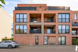 Recent appartement met 2 slk, parking en terras op een rustige ligging te Koningshooikt.<br /><br />Algemeen:<br />- Recent en lichtrijk appartement<br />- Rustig gelegen te Koningshooikt<br />- Leuk terras (West georiënteerd)<br />- Gemeenschappelijke tuin met vijver en petanque baan<br />- Ruime slaapkamers<br />- Ondergrondse parking inbegrepen in de prijs<br />- Kelderberging inbegrepen in de prijs<br />- 2 zonnepanelen<br />- EPC A<br />- Elektriciteit conform<br />- Verkoop onder registratierechten (geen btw)<br />- Grote (gratis) parking voor de deur, ideaal voor bezoekers<br /><br />Indeling:<br />- Leefruimte met eetkamer<br />- Open en geïnstalleerde keuken met eiland<br />- Berging/wasplaats bij keuken<br />- 2 ruime slaapkamers achteraan<br />- Apart toilet<br />- Badkamer met inloopdouche en dubbele lavabo<br />- Leuk terras vooraan<br /><br />Stedenbouwkundige info in aanvraag.