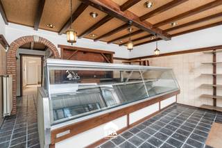[[ DIT PAND NEEMT DEEL AAN DE ERA OPEN HUIZEN DAG OP 13/6 VAN 11:00 TOT 12:00 ]]
<p>Op een ruim perceel van maar liefst <strong>1.104 m²</strong> bevindt zich deze <strong>halfopen handelszaak met woonst</strong>, centraal gelegen in de dorpskern van Zomergem. Een eigendom boordevol mogelijkheden voor wie op zoek is naar ruimte, zichtbaarheid en potentieel.</p>

<p>Het pand combineert een commerciële ruimte met een woongelegenheid en biedt dankzij de royale perceeloppervlakte tal van opportuniteiten: wonen en werken combineren, uitbreiden, herinrichten of investeren. </p>

<p>Hoewel het geheel dient te worden opgeknapt, vormt net dit de ideale kans om het pand volledig naar eigen smaak en noden te renoveren. De centrale ligging in het dorp, met winkels, scholen en verbindingswegen in de nabijheid, maakt deze eigendom extra aantrekkelijk.</p>

<p><strong>Troeven:</strong></p>

<ul><li>Perceel van 1.104 m²</li><li>Handelsruimte met woonst</li><li>Halfopen bebouwing</li><li>Centrale ligging in dorpskern Zomergem</li><li>Veel renovatie- en uitbreidingsmogelijkheden</li><li>Ideaal voor zelfstandigen, investeerders of projectontwikkeling</li></ul>

<p>Een eigendom met karakter, ruimte en toekomstmogelijkheden op een uitstekende locatie.</p>
<br /><br />