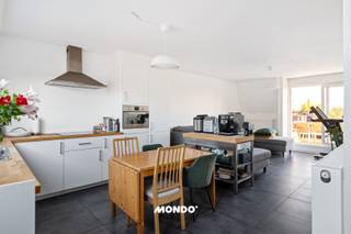 Découvrez ce magnifique appartement en duplex situé à Willebroek - un lieu de vie idéal pour ceux qui recherchent le confort, l'espace et une situation centrale.<br /><br />Cet appartement récent offre tout ce que vous cherchez :<br />2 grandes chambres<br />2 élégantes salles de bains, parfaites pour une famille ou pour ceux qui apprécient le confort supplémentaire<br />Un espace de vie agréable avec une cuisine ouverte, où convivialité et fonctionnalité se rejoignent<br />Une très grande terrasse ensoleillée, idéale pour se détendre ou recevoir des amis<br />Une place de parking qui rend la vie quotidienne plus facile<br />Local à vélos commun couvert<br />Un immeuble de petite taille sans ascenseur = faibles charges communes<br /><br />Grâce à l'excellente accessibilité via l'A12 et la N16, vous vous trouvez en peu de temps à la fois à Anvers et à Bruxelles.<br />De plus, les magasins, les écoles et les transports en commun se trouvent à deux pas - un emplacement de premier choix pour combiner confort et mobilité.<br /><br />L'appartement est actuellement loué à 970,00 EUR, ce qui en fait également une opportunité d'investissement intéressante pour ceux qui recherchent un bien immobilier avec un rendement immédiat.<br /><br />En bref : un duplex moderne et lumineux avec tous les atouts - espace, confort et une situation excellente entre les deux grandes villes.<br /><br />Plus d'informations ou une visite ?<br />Contactez Gino Haeck<br />gino@mondovastgoed.be<br />0489/30.20.01