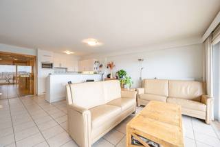 Op een toplocatie aan de jachthaven van Blankenberge bevindt zich dit instapklare en energiezuinige appartement (EPC-label A), waar u geniet van een prachtig uitzicht op de jachthaven en een optimale zuidoriëntatie.<br /><br />Het appartement omvat een ruime inkomhal die toegang geeft tot de lichtrijke leefruimte met gezellige eetplaats en een volledig geïnstalleerde open keuken. Verder beschikt het appartement over een praktische berging, een apart gastentoilet, een badkamer met douche en wastafel en twee volwaardige slaapkamers, beide voorzien van ingemaakte kasten.<br /><br /><br />De absolute blikvanger is het ruime, zuidgerichte terras waar u in alle rust kunt genieten van de zon en het unieke panoramische zicht op de jachthaven. Kelderberging inbegrepen en gemeenschappelijke fietsenstalling aanwezig. Mogelijkheid tot huren van garage. Ideaal als vaste woonst, tweede verblijf of investering.<br /><br />Voor meer informatie of een bezoek ter plaatse aarzel niet en bel Gaëlle op het nummer 0479 17 17 17