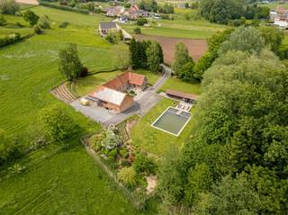 Gezellige woning gelegen in een oase van rust en in het groen op een oppervlakte van 4.049 m².<br /><br />De woning is voorzien van een ruime living, ingerichte keuken, 3 slaapkamers en badkamer, wasplaats, carport voor 2 wagens. Poolhouse met sauna en eetplaats. Uitgestrekt zwembad. <br /><br />ALGEMENE INFO:<br />- Dubbel glas<br />- EPC C<br />- Recent gerenoveerd<br />- Zonnepanelen + groenestroomcertificaten<br />- Zonneboiler<br />- 2 stookolietanks (bovengronds) (elk 2.000L)<br /><br />De vermelde prijs is een instelprijs.<br /><br /><br />De eigendom wordt aangeboden via de Power-sale formule. Van 15/10/2026 om 09:00 tot 15/11/2026 om 20:00 kan u het huis op afspraak komen bezichtigen en een bod uitbrengen. De vermelde prijs is een instelprijs. Voor meer info, gelieve contact op te nemen met de dossierverantwoordelijke.<br /><br />Bestuursmaatregelen in het maatregelenregister: nee