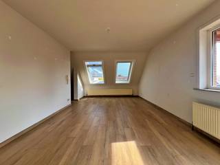📍 Adres: Molendreef 91 bus 4 - 9920 Lievegem<br /><br /><strong>✨ Beschrijving</strong><br />Op de tweede verdieping bevindt zich dit energiezuinige appartement, ideaal gelegen in het hart van Lovendegem. Alles wat je nodig hebt ligt op wandelafstand – winkels, openbaar vervoer en andere voorzieningen.<br /><br /><strong>🛋️ Indeling</strong>
<ul>
<li>Ruime, lichtrijke woonkamer</li>
<li>Aangenaam aaneensluitend overdekt terras</li>
<li>Open keuken</li>
<li>Badkamer met bad/douche combinatie</li>
<li>1 slaapkamer</li>
</ul>
<br /><strong>🚗 Extra’s</strong>
<ul>
<li>Garagebox inbegrepen – handig voor parkeren of extra bergruimte</li>
<li>Energiezuinig wonen (EPC-label B)</li>
<li>Centrale ligging met alles binnen handbereik</li>
</ul>
<br />💶 Huurprijs: €775,00 / maand + €15,00 / maand provisie <br />📅 Beschikbaar: op 01/10/2026<br /><br />Bezoekdag: op maandag 06/07 tussen 16:30u en 18u, <strong>mits het maken van een afspraak.</strong><br /><br />📞Had u graag meer informatie of een rondleiding gehad in deze woning? Aarzel dan niet om ons te contacteren op 09 395 05 40 of verhuur@concept-home.be
