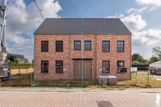 Casco <strong>nieuwbouwwoning</strong> met <strong>3-4 slpk.</strong> op ca. 529m² te <strong>Loenhout</strong><br /><br /><span><strong>INDELING</strong></span><br /><span>Gelijkvloerse verdieping:</span><br />- Inkomhal met gastentoilet<br />- Open leefruimte<br />- Berging<br />- Fiets- en tuinberging<br /><br /><span>Eerste verdieping:</span><br />- 3 slaapkamers<br />- Badkamer<br /><br /><span>Tweede verdieping: </span><br />- Polyvalente ruimte bereikbaar met een vaste trap<br /><br /><span><strong>BIJZONDERHEDEN</strong></span><br />- Deze woning wordt casco opgeleverd, afwerking naar eigen wens<br />- 12% registratierechten op het grondaandeel, 21% btw op de constructie