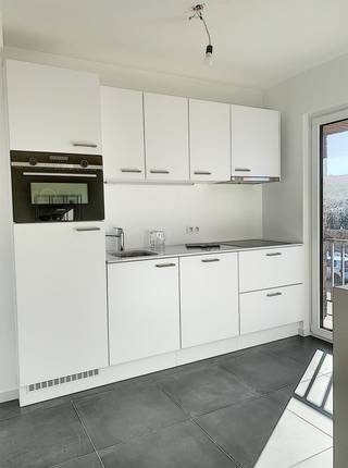 Dankzij een neutrale renovatie geniet je in dit lichtrijke appartement van volwaardige ruimtes.<br /><br />Je betreedt het appartement via de inkomhal met vestiairehoek.<br />Aan de voorzijde heb je de woonkamer met deels open keuken, bijhorende berging wasplaats en het balkon.<br />Centraal is er een badkamer met inloopdouche en een apart toilet.<br />De achterzijde omvat twee volwaardige slaapkamers.<br /><br />Op gelijkvloers heb je een privatieve bergkast en een achterliggende garagebox.<br />De ligging zorgt voor een vlotte verbinding naar Antwerpen en Brussel dankzij nabijheid van A12 en doorsteek naar E19.<br />Het centrum van Aartselaar ligt op wandel- en fietsafstand.