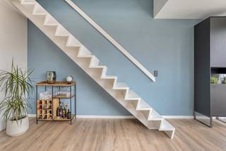 Instapklare, lichtrijke duplex met 2 terrassen te koop in hartje Aalter<br /><br />Op een steenworp van de Markt in het bruisende centrum van Aalter ontdek je deze instapklare duplex (ca. 135 m²) met twee zonnige terrassen – de perfecte combinatie van ruimte, comfort en een topligging. Dankzij de vlotte verbinding naar de E40 én het station is dit een ideale uitvalsbasis voor wie centraal wil wonen zonder in te boeten aan rust en kwaliteit.<br /><br />Deze stijlvolle duplex is afgewerkt met duurzame, hoogwaardige materialen en beschikt over ruime, lichtrijke kamers. Verhuizen zonder zorgen? Dat kan hier!<br /><br />Indeling:<br /><br />Eerste verdieping:<br />Inkomhal met keramisch parket en elegante houten trap<br />Gastentoilet<br />Ruime en lichte leefruimte met automatische horizontale lamellen<br />Moderne open keuken met aansluitende eetplaats<br />Praktische berging<br /><br />Verdieping:<br />3 volwaardige slaapkamers<br />Volledig uitgeruste badkamer<br /><br />Extra’s:<br /><br />Mogelijkheid bijkopen van 2 ondergrondse staanplaatsen. <br />Extra private bergruimte inbegrepen<br /><br />Troeven:<br /><br />Vloerverwarming voor optimaal comfort<br />Twee terrassen<br />Energiezuinige en duurzame afwerking<br />Instapklaar – onmiddellijk beschikbaar