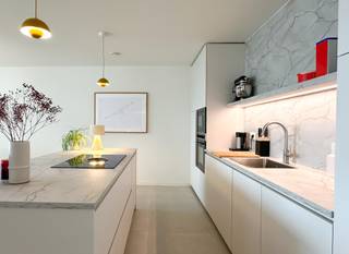 In een kleinschalige maar luxueus gebouw, residentie Bosteels, vind je dit appartement op de derde verdieping. Het is makkelijk te bereiken met de lift en biedt bovendien een panoramisch zicht over het plein.<br /><br />Met een bewoonbare oppervlakte van 120 m² en een Zuid-gericht terras van 18 m², geniet u van een unieke combinatie van ruimte, licht en comfort.<br /><br />Kenmerken van het appartement:<br />* Hoogwaardige, luxueuze afwerkingsgraad<br />* 2 ruime slaapkamers, elk met een eigen ensuite badkamer voorzien van ligbad en douche<br />* Lichtrijke leefruimte van maar liefst 51,8 m² met open geïnstalleerde keuken<br />* Apart gastentoilet en praktische berging <br />* Volledig toekomstgericht: warmtepomp, zonnepanelen en uitstekende energieprestaties conform de normen vandaag<br />* Rolstoel- en rollatorvriendelijk<br /><br />Een unieke kans voor wie op zoek is naar eigentijds wonen, in ruimte en luxe nabij alle faciliteiten (winkels, openbaar vervoer,...).<br /><br />Ligging: Onze-Lieve-Vrouwplein 4, 9100 Sint-Niklaas<br /><br />Interesse? Neem snel contact op via info@immo-jet.be of 03/775.44.10 voor meer informatie of een bezichtiging!