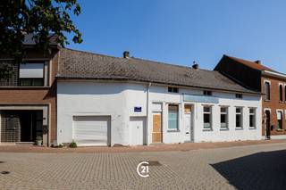 <p><span>Historische opportuniteit op het idyllische Zarlardingeplein!</span></p><p><span>Het voormalige café </span><span>Bonanza</span><span> wacht op een nieuwe toekomst. Dit karaktervolle pand, gelegen op één van de mooiste dorpspleinen van de Vlaamse Ardennen, biedt een unieke kans voor wie op zoek is naar een totaalrenovatie met eindeloos potentieel.</span></p><p><span>Droom je van een charmante woning, een horecazaak, handelsruimte of een combinatie van wonen en werken? Hier krijg je de kans om een stukje lokale geschiedenis nieuw leven in te blazen.</span></p><p><span>Bieden kan vanaf 120.000.</span></p><p><span>Eerste kijkmoment:</span><span> donderdag </span><span>23 juli</span><span> vanaf </span><span>16.00 uur</span><span>.<br /></span><span>Reserveer snel je afspraak</span><span>!</span></p>