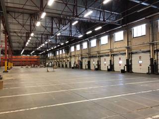 Fantastically located logistics warehouse of +/- 6,458 m² for rent at 2 km from the E42 and 2.5 km from the E42 at Pommeroeul. The insulated warehouse is equipped with loading docks, automatic sectional gates and a poly concrete floor. Furthermore, the warehouse has fluorescent lighting and a high-voltage cabin. Presence of social areas and a canteen. Available immediately! Ample parking and maneuvering space on the paved site. Also possibility to rent larger surfaces . Contact PANORAMA for additional (technical) information, plans or a no-obligation site visit 02 540 20 20.