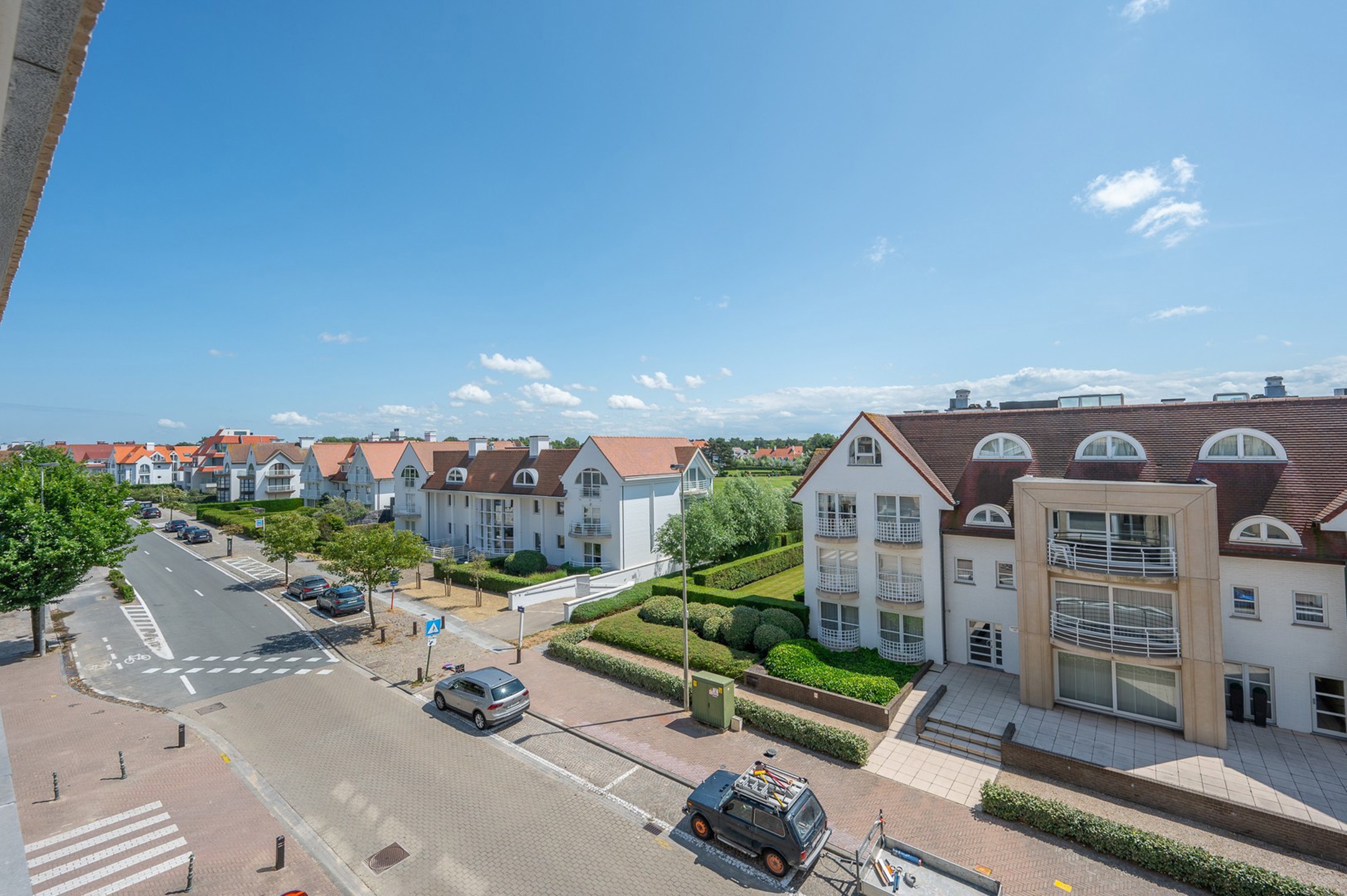 Prachtig gerenoveerd appartement met mooie zichten op een toplocatie vlakbij de winkels en het strand. - foto 2