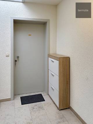 DAKAPPARTEMENT in "Residentie Ter Poorte",  bestaande uit : Inkomhal, lichtrijke living met aanpalend zongericht terras, volledig ingerichte open keuken met elektrische kookplaat, spoelbak, oven en frigo, badkamer met douche, lavabomeubel en aansluiting wasmachine, kleine berging en 1 ruime slaapkamer ;<br /><br />- Gezellig instapklaar appartement, gelegen nabij centrum &amp; openbaar vervoer ;<br />- Syndic: 60 € per maand ;<br />- Ideaal voor jong koppel ;<br />- Het appartement is instapklaar en werd volledig geschilderd ;<br />- Voorzien van verlichting en gordijnen ;<br />- Mogelijkheid tot het overnemen van de meubelen ;<br />- Vrij vanaf 01/01/2026 ;<br /><br />==&gt; Voor bezoekje, gelieve ons kantoor in Waregem te contacteren aub - 056/60.33.66.