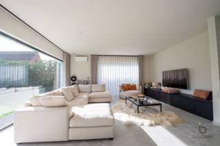 <p><span>EXCLUSIEF: Comfortabel wonen IN STIJL, denkt u aan een grote penthouse, maar wil u wonen in een rustige groene omgeving, bekijk deze exclusieve GELIJKVLOERSE villa!</span></p><p><span>Knappe energiezuinige moderne gelijkvloerse woonst + BIJGEBOUW in een aangename omgeving te Halle-Zoersel. </span></p><p><span>Luxueus wonen op de begane grond op ca 223m² met extra bijgebouw van 75m² als polyvalente ruimte, woon/werk situatie, zorgwoning,...</span></p><p><span>Dit eigendom is gelegen op een mooi stukje grond, opgeleverd in 2024, dus als nieuw, waarvan volledig het gelijkvloers is ingedeeld met inkomhal, toegang via smeedijzeren tussendeur naar de lichte leefruimte met uitzicht op de tuin en een open luxueuze ingerichte keuken met alle nodige inbouw toestellen, eveneens een dubbele vaatwasser, inductievuur, heteluchtoven, bordenverwarmer, 20m werkblad enz. Verder een ruime berging en wasplaats met technieken en aansluiting wasmachine/droogkast.</span></p><p><span>Groot schuifraam die toegang geeft tot het terras, aangelegde tuin met haag, grasrobot, volledig omheind en afgesloten met een automatische poort. </span></p><p><span>Alles is mooi afgewerkt van hoogstaande kwaliteit, opvallend zijn de plafondhoge glazen tussendeuren, ingemaakte kasten, mooie raamdecoratie, inbouwspots,... </span></p><p><span>Masterbedroom met dressing, automatische screens en ensuite badkamer met grote inloopdouche, lavabo, toilet,... deze slaapkamer heeft een schuifraam naar een open buitenruimte met privacy.</span></p><p><span>Verder op de riante nachthal is er een tweede en derde slaapkamer, waarvan 1 kamer vorzien is van een ingebouwd bureelmeubel, Er is een tweede badkamer met lavabo, douche en toilet. De slaapkamers en leefruimte zijn voorzien van airco via Daikin warmtepompsysteem (warm-koud).</span></p><p><span>Luxueuze afwerking met duurzame materialen, 16 zonnepanelen, HR TOP ketel op gas - vloerverwarming (hybride voorzieningen aanwezig), grote tegelvloer, HR+ beglazing in aluminium, stofzuigersysteem, alarmsysteem en CO² melder, gevelbepleistering Consteca, regenwaterput, E-peil 7!</span></p><p><span>Bijgebouw met overdekt terras, ideaal voor de laatste avondzon, 1 grote sectionaal poort met toegang tot een ruimte voor 2 wagens en een bijkomende polyvalente ruimte met groot raam naar de tuin, er zijn voorzieningen voor het inrichten tot kantoor/praktijkruimte, extra woonst,... momenteel in gebruik als fitness ruimte, er is drijfkracht in het bijgebouw.</span></p><p><span>Er is een vergunning voor het plaatsen van een zwembad.</span></p><p><span>Rustig gelegen met een goede verbinding naar uitvalswegen, in de omgeving van mooie fiets- en wandelroutes en nabij het dorp van Halle.</span></p><p><span>Instapklaar, prima onderhouden, contacteer ons voor bijkomende info en plan een bezoek!</span></p><p><span> </span></p><p><span> </span></p>