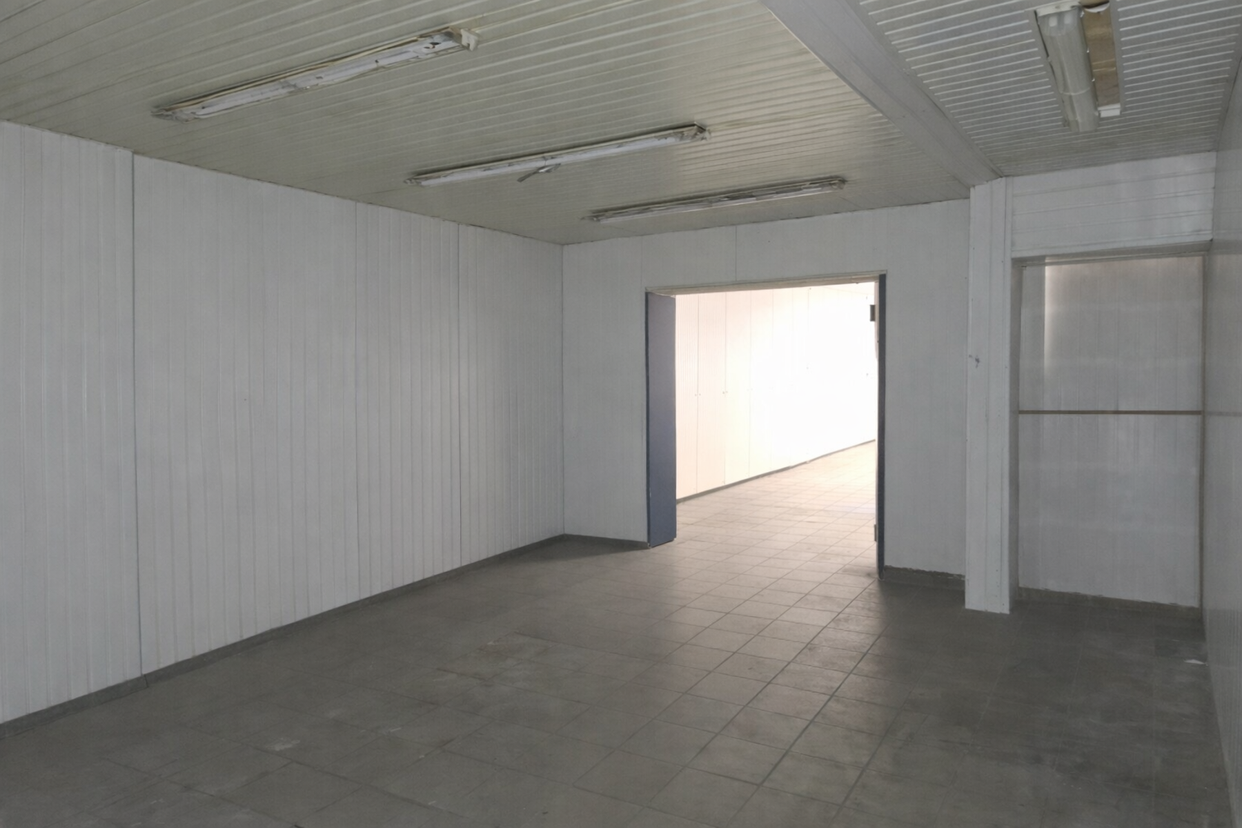 Ruim Magazijn Met Kantoor/woonruimte Te Huur In Hoboken! - foto 5