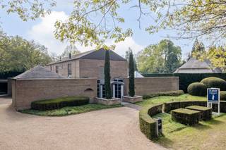 Een moderne villa op ca. 2.043 m², gelegen in de gegeerde wijk Vriesdonk met unieke combinatie van luxueus wonen en professioneel werken.De...