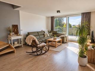 <span><strong>Prachtig duplex appartement met autostaanplaats gelegen nabij het centrum van Arendonk.<br /><br />Een bezoek aanvragen kan eenvoudig via onze website: www.immodrie.be. Zoek het pand terug onder 'Te Huur' en selecteer vervolgens op de pagina de optie 'Bezoek inplannen'. Omwille van de grote reeks aanvragen, worden verzoeken via Immoscoop of andere portaalsites niet verwerkt.<br /></strong></span>
<p><span>Op de eerste verdieping komen we binnen in de ruime en aangename leefruimte, met een gezellige zithoek en een eetkamer. Vanuit de zithoek is er tevens toegang tot het zeer ruim, westgericht terras. Aansluitend bevindt zich de open keuken, die voorzien is van alle comfort, waaronder een elektrisch vuur, koelkast met vriesvak, afwasmachine en voldoende kastruimte.</span></p>
<p><span>Naast de keuken is er een ruime berging aanwezig, met aansluitingen voor zowel een wasmachine als een droogkast. Op deze verdieping vinden we ook een apart toilet.</span></p>
<p><span>Via de trap gaan we naar de tweede verdieping. Hier bevinden zich twee ruime slaapkamers en de badkamer. De badkamer is uitgerust met een badkamermeubel met enkele lavabo en een ligbad met douchearmatuur. Ook op deze verdieping is er een apart toilet aanwezig.</span></p>
<p><span>Bij het appartement hoort achteraan het gebouw een eigen autostaanplaats. Vooraan is er daarnaast publieke parkeergelegenheid.</span></p>
<p><span>Tot slot is het appartement volledig opgeschilderd en zijn alle ruimtes voorzien van verlichtingsarmaturen, waardoor het geheel meteen instapklaar is.</span></p>