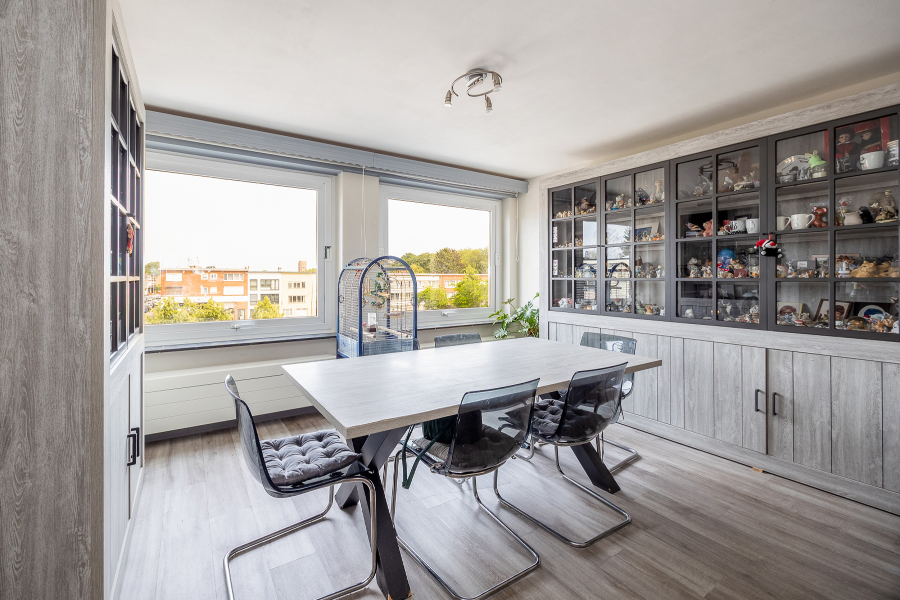 Lichtrijk 2-slaapkamerappartement op marktplein in Wijnegem! - foto 4