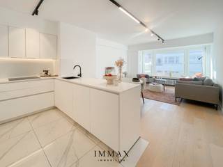 Cet appartement entièrement rénové de deux chambres est situé dans la prestigieuse avenue Van Bunnen à Knokke, au quatrième étage d'une résidence soignée. Grâce à son emplacement central, à quelques pas des avenues Kustlaan, Lippenslaan et Dumortierlaan, vous pourrez profiter de tout ce que la station balnéaire a à offrir.<br /><br />L'appartement comprend un hall d'entrée avec toilettes pour invités, un espace de vie lumineux avec cuisine ouverte entièrement équipée et deux chambres, chacune avec sa propre salle de douche. La chambre principale donne également sur la terrasse. Une cave privée est incluse.<br /><br />En option, deux places de parking peuvent être achetées dans la résidence.<br /><br />extrait urbanistique en cours de demande<br /><br />N'hésitez pas à prendre rendez-vous : 050 62 44 14 ou via knokke@immax.be