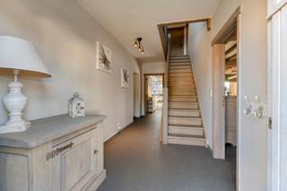 Deze energiezuinige woning met EPC-label B, gelegen in Rotselaar, combineert een praktische indeling met verrassend veel ruimte en hedendaags wooncomfort. De woning is bovendien uitgerust met zonnepanelen en een warmtepomp, een extra troef op vlak van energiezuinig wonen.<br /><br />Bij het betreden van de woning kom je terecht in de inkomhal, die toegang geeft tot de verschillende ruimtes op het gelijkvloers. Hier bevinden zich een eerste slaapkamer, de badkamer en een apart toilet. Verder vind je hier ook de ruime leefruimte, die rechtstreekse toegang geeft tot het aangename terras en tuin. Aansluitend aan de leefruimte bevindt zich nog de keuken met berging. Ook vanuit de keuken heb je rechtstreeks toegang tot het terras en tuin.<br /><br />De eerste verdieping van de woning beschikt over twee ruime slaapkamers en toegang tot een kruipzolder.<br /><br />Een belangrijke troef van deze woning is dat deze volledig onderkelderd is en beschikt over een dubbele garage, wat extra parkeer- en opbergruimte biedt. Ook buiten is het aangenaam vertoeven in de deels verharde tuin. Daarnaast is er een dubbele carport, wat ook weer extra parkeer-of opbergruimte biedt.<br /><br />Interesse? Plan dan nu je bezoek ter plaatse via ellen@sophimo.be of 0497/86 72 51