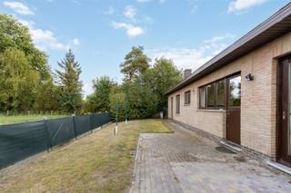 <p><span>Deze woonst is gunstig gelegen nabij het centrum van Heultje (Westerlo) en biedt vlotte verbindingen naar omliggende gemeenten, steden én de E313.</span></p><p><span>Een ideale locatie met alle voorzieningen binnen handbereik!</span></p><p><span> </span></p><p><span>De woning beschikt over een solide basis en biedt heel wat mogelijkheden tot modernisering zodat u er een hedendaagse gezinswoning van kan maken!</span></p><p><span> </span></p><p><span>Indeling: Inkom- en nachthal, afzonderlijk toilet, ruime en lichtrijke leefruimte, keuken (voorzien van kasten en toestellen), drie slaapkamers, badkamer (voorzien van lavabo, douche &amp; ligbad), inpandige garage.</span></p><p><span> </span></p><p><span>Extra info: CV op stookolie, dubbele beglazing (buitenschrijnwerk: hout), volledig onderkelderd (deels kruipkelder), zolder (bereikbaar via valtrap-uitbreidingsmogelijkheden!).</span></p><p><span> </span></p><p><span>Met zijn perceel van 7A 40CA en een bruikbare vloeroppervlakte van 168 m² (cfr EPC) is deze open bebouwing de perfecte woning voor gezinnen die op zoek zijn naar ruimte, rust en toekomstmogelijkheden!</span></p><p><span> </span></p><p><span>SBU &amp; bodemattest: In aanvraag.</span></p><p><span> </span></p><p><span>Breng snel een bezoek voor het te laat is! Neem contact op met Kenneth (kenneth.pollet@vastgoedhuys.be) op 0472/03 25 88 of Melissa (melissa.cardaci@vastgoedhuys.be) op 0486/54 71 80.</span></p>