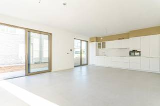 <span>Deze serviceflat van maar liefst 102</span><span> m²</span><span> maakt deel uit van Parkresidentie Claire Fontaine en bevindt zich op het gelijkvloers. </span><br /><span>Mooie, kwalitatieve assistentieflat met ruim terras van 22</span><span>m²</span><span>, alle comfort en luxueus afgewerkt. Door de vele raampartijen geniet dit appartement van veel lichtinval. </span><br /><br /><span>Indeling:  via de inkomhal, waar zich het gastentoilet bevindt, komt u terecht in de riante leefruimte met open keuken. Vervolgens via de nachthal, komt men terecht in de 2 slaapkamers met een ruime badkamer met inloopdouche. <br /><br />Daarnaast is er een ruime ondergrondse autostaanplaats bij aan te kopen (20.000 EUR), deze is ook geschikt voor rolstoelgebruikers. </span><br /><br /><span>Er is een woonassistent én een inwonende conciërge aanwezig samen met een noodhulpsysteem waarbij 24u/24u, 7 dagen op 7 hulp geboden wordt. </span><br /><span>Daarenboven worden talrijke toffe evenementen en ontspannende, educatieve activiteiten voorzien. Eveneens worden er verse maaltijden aangeboden in het Grand café of via een traiteurdienst in uw eigen flat. Kortom het ideale verblijf voor eigen gebruik of als investering. Nieuwsgierig naar deze unieke serviceflat? Neem gerust contact op via 052/41.41.94 of via</span> <span><span>info@rosiersderidder.be</span></span><br /><span>Referentie:  4978</span>