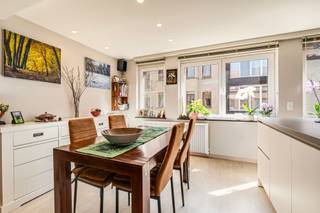 <p><span>HANDELSHUIS MET WOONST IN HET HART VAN BREDENE-DUINEN</span></p><p><span>Op een </span><span>uitstekende commerciële ligging in het centrum van Bredene-Duinen</span><span>, midden in de winkelomgeving en op korte afstand van openbaar vervoer, duinen en strand, bevindt zich dit verrassend ruime handelshuis met bovenliggende woonst.</span></p><p><span>Het pand wordt </span><span>wegens pensionering van de huidige uitbater discreet te koop aangeboden</span><span>. De handelsactiviteit wordt momenteel gewoon verdergezet.</span></p><p><span>Het gelijkvloers is momenteel ingericht als ingericht als </span><span>schoonheidsinstituut </span><span>en beschikt over een handels-/praktijkruimte, verschillende multifunctionele ruimtes, berging en toilet. De praktische indeling en goede commerciële ligging maken deze verdieping geschikt voor uiteenlopende handels-, praktijk- of dienstverlenende activiteiten.</span></p><p><span>Een absolute troef is de </span><span>volledig gerenoveerde bovenliggende woonst</span><span>. Hier werd grondig geïnvesteerd in zowel wooncomfort als energetische verbetering. Zo werden onder meer </span><span>de gevels en het dak geïsoleerd, zonnepanelen en warmtepompen geplaatst en de keuken vernieuwd</span><span>. Het resultaat is een comfortabele, instapklare woongelegenheid boven de handelsruimte.</span></p><p><span>De eerste verdieping vormt een bijzonder aangename leefverdieping met een ruime woonkamer en een </span><span>open ingerichte keuken</span><span>. Aansluitend bevindt zich een </span><span>ruim zuidgericht terras</span><span>, waar u in alle rust van de zon kunt genieten.</span></p><p><span>Op de tweede verdieping bevinden zich </span><span>2 volwaardige slaapkamers</span><span> en een badkamer met ligbad, lavabo en toilet.</span></p><p><span>Indeling:</span></p><ul><li><span>Gelijkvloers:</span><span> handels-/praktijkruimte, verschillende multifunctionele ruimtes, berging en toilet</span></li><li><span>1ste verdieping:</span><span> ruime woonkamer, open ingerichte keuken en ruim zuidgericht terras, toilet en gang met ingemaakte kast</span></li><li><span>2de verdieping:</span><span> 2 slaapkamers en badkamer met ligbad, lavabo en toilet, eventueel mogelijkheid tot 3de slaapkamer</span></li><li><span>Zolder</span></li></ul><p><span>Een bijzonder interessante eigendom voor wie </span><span>wonen en werken onder één dak</span><span> wil combineren. Dankzij de ruime handelsoppervlakte, de volledig gerenoveerde woonst en de centrale commerciële ligging biedt het pand eveneens interessante mogelijkheden voor een investeerder of een andere zelfstandige activiteit.</span></p><p><span>Overname mogelijk: een goed draaiende zaak, met bewezen cijfer </span></p><p><span>Troeven:</span><span> commerciële topligging handel + volwaardige woonst </span><span>woonst volledig gerenoveerd</span><span> gevel- en dakisolatie zonnepanelen warmtepompen vernieuwde keuken 2 slaapkamers (3 slaapkamers mogelijk) ruim zuidgericht terras veelzijdige gebruiksmogelijkheden.</span></p><p><span>DISCRETE VERKOOP</span><span><br />Wegens pensionering wordt het eigendom discreet te koop aangeboden. Gezien de handelsactiviteit nog wordt verdergezet tot eind 2027, vragen wij kandidaat-kopers uitdrukkelijk om de zaak </span><span>niet rechtstreeks te benaderen</span><span>. Alle verdere informatie en bezoeken verlopen uitsluitend via ons kantoor.</span></p>