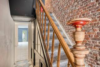 <strong>Instapklaar gelijkvloersappartement met terras!<br /><br />Bent u op zoek naar een centraal gelegen, instapklaar appartement met 2 ruime slaapkamers en een leuk terras? Kom dan zeker dit gerenoveerde appartement bekijken en reserveer je afspraak telefonisch tijdens volgende bezoekdagen: donderdag 11 december en zaterdag 13 december! Na je bezoek helemaal verkocht? Breng dan snel een bod uit voor 15/12 om 17u.<br /><br /></strong>Ontdek dit smaakvol gerenoveerde gelijkvloersappartement, gelegen in de centraal gelegen Landbouwstraat 96 te 2020 Antwerpen. Dit charmante appartement maakt deel uit van een kleinschalig gebouw met lage gemeenschappelijke kosten, zonder lift.<br /><br />Bij het betreden van het pand word je verwelkomd in een stijlvolle inkomhal, waar authentieke elementen op een geslaagde manier worden gecombineerd met moderne accenten. De leefruimte sluit naadloos aan op de volledig geïnstalleerde keuken, ideaal voor wie houdt van comfort en functionaliteit.<br /><br />Het appartement beschikt over twee volwaardige slaapkamers van respectievelijk 14 m² en 10 m². De moderne badkamer is uitgerust met een lavabomeubel en een ruime inloopdouche. Daarnaast is er een aparte toiletruimte, wat de privacy ten goede komt, en een wasplaats met doorgang naar het terras.<br /><br />Buiten geniet je van een rustig terras met sfeervolle begroeiing – een ideale plek om te ontspannen. Achteraan bevindt zich bovendien een handige tuinberging, perfect voor extra opslag. Een privatieve kelderberging vervolledigt het geheel.<br /><br />De ligging is een absolute troef: centraal en vlot bereikbaar, met openbaar vervoer, winkels en belangrijke invalswegen op wandelafstand.<br /><br /><strong>Interesse?</strong> Plan snel je bezoek telefonisch in – dit appartement is klaar om jou te verwelkomen!