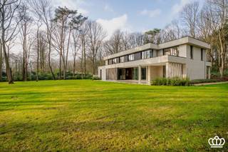 <p><span>Moderne villa, afgewerkt met luxueuze en kwalitatieve materialen met o.a. vier slaapkamers, twee ingerichte badkamers en dubbele inpandige garage, residentieel gelegen nabij het centrum van Kalmthout – Heide, op een zuid gericht perceel van 4.478 m². </span></p><p><span> </span></p><p><span>INDELING</span></p><p><span> </span></p><p><span>Gelijkvloers: </span></p><p><span>Bij binnenkomst betreedt u de inkomhal met een gastentoilet en vestiaire. De ruime leefruimte van ca. 66 m² is verdeeld in een eet- en zitruimte met een sfeervolle gashaard en een open keuken. Het overdekte terras is bereikbaar vanuit zowel de keuken als de leefruimte. Grote raampartijen zorgen voor veel lichtinval en bieden een prachtig uitzicht over de tuin. Aangrenzend aan de keuken vindt u een bijkeuken/wasplaats met aansluitingen voor een wasmachine en droogkast, die tevens toegang biedt tot de dubbele inpandige garage van ca. 42 m². Naast de garage bevindt zich een technische ruimte. Aan de voorzijde van de woning is er een bureau van ca. 23 m². </span></p><p><span> </span></p><p><span>1e verdieping: </span></p><p><span>Via de trap bereikt u de eerste verdieping, waar zich de masterbedroom bevindt met een dressing en een ensuite badkamer. Deze is voorzien van een dubbele lavabo, toilet, ligbad, en inloopdouche. Verder zijn er drie ruime slaapkamers op deze verdieping, waarvan één met dressing en twee met ingemaakte kasten. Er is ook een tweede badkamer met een dubbele lavabo, toilet, en inloopdouche. </span></p><p><span> </span></p><p><span>Tuin: </span></p><p><span>De villa is omgeven door een zuid gerichte tuin met een oppervlakte van 4.478 m². </span></p><p><span> </span></p><p><span>Bijzonderheden:</span></p><p><span>- Huurprijs: € 7500 / maand</span></p><p><span>- Onmiddelijk beschikbaar</span></p><p><span>- Termijn huurcontract in onderling overleg te bepalen.</span></p><p><span>- De woning is zeer energiezuinig: verwarming middels geothermische warmtepomp met vloerverwarming.</span></p><p><span>- Zonnescreens</span></p><p><span>- Domotica </span></p><p><span> </span></p><p><span> </span></p><p><span> </span></p>